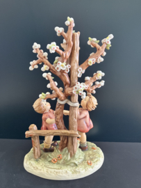 Originele Hummel 635 Fruhlingstanz / Welcome Spring Century Collection 1993 34 cm hoog en 20 cm breed TMK-7 The Hummel Mark 1991-2000