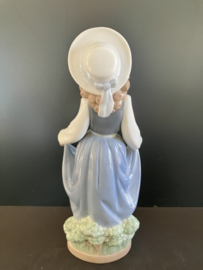 NAO Lladro porselein: Niña de las flores / Flowergirl  23 cm hoog