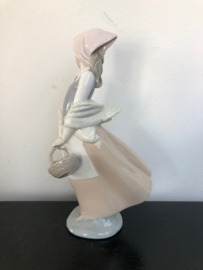 NAO Lladro porselein:  Meisje met hoofddoek en mandje in haar handen 25 cm hoog