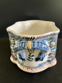 Tichelaar Makkum:  prachtig gedecoreerd polychroom bakje met oren nr 636 hoog 12 cm diep 8 cm breed 18 cm