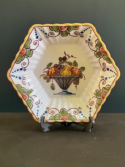 Tichelaar Makkum:  prachtig gedecoreerd  zeshoekig wandbord 1097 fruitmand diameter 17 cm