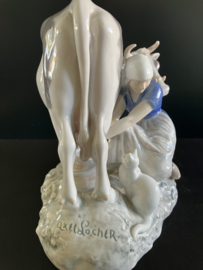 Bing & Grondahl porselein: nr. 2017 Milkmaid and Cow, beeld koe met melkster hoog 19 cm breed 23 cm diep 15 cm