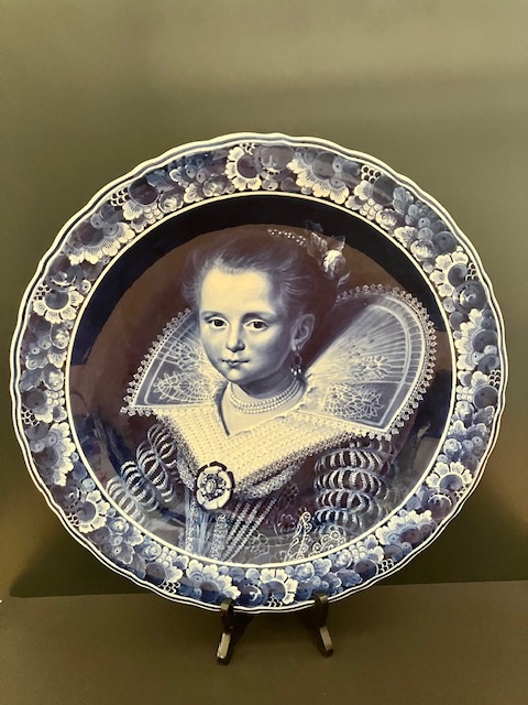 de Porceleyne Fles: Monumentaal Delfts Blauw wandbord nr 2334 'Prinsesje' naar Paulus Moreelse, schilder dhr. D. Vrijland (1951-1994) CY=1979 doorsnede 42 cm in luxe geschenkverpakking