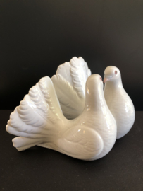 Lladro porselein:  Symbool van liefde Couple Of Doves / Pareja de Palomas 1971-heden Antonio Ballester 12 cm hoog en 19 cm breed