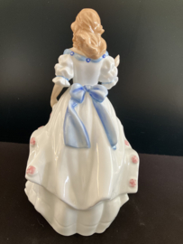 Royal Doulton porselein:  beeld 'Laura' HN3760 hoog 20 gesigneerd
