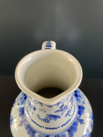 de Porceleyne Fles Delfts Blauwe schenkkan 2102 hoogte 17 cm jaarletters BY=1954 schilder JK dhr. J.W. Ket 1946-1994