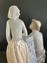 NAO Lladro porselein: Niño y niña en la fuente / Boy and Girl at Fountain 35 cm hoog, 26 cm breed en 15 cm diep