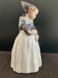 Royal Copenhagen porselein: Amager Girl / Staende Amargerpige nr. 1251 ontwerp Lotte Bentler hoog 20 cm