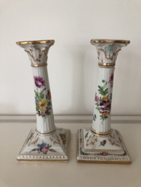 Volkstedt porselein: Twee kandelaren met floraal decor 18 cm hoog