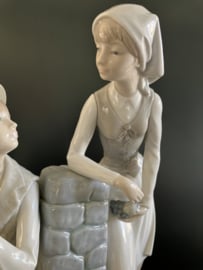 NAO Lladro porselein: Niño y niña en la fuente / Boy and Girl at Fountain 35 cm hoog, 26 cm breed en 15 cm diep