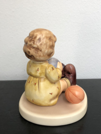 Originele Hummel 632 Ich spiel' gern Ball / At Play 9 cm hoog TMK-7 1991-2000 Excl. Edit 1998/1999