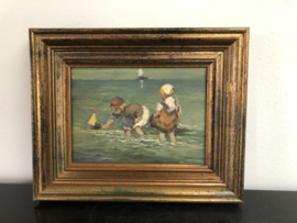 Schilderij olieverf op paneel niet gesigneerd twee kinderen spelend met bootje in het water 20x14 cm/29x23 cm