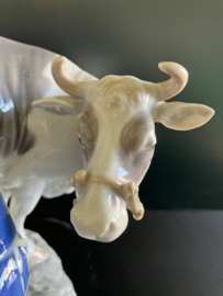 Bing & Grondahl porselein: nr. 2017 Milkmaid and Cow, beeld koe met melkster hoog 19 cm breed 23 cm diep 15 cm