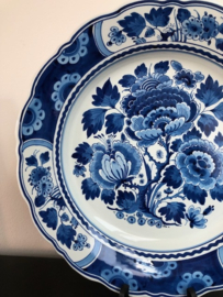 de Porceleyne Fles, prachtig Delfts Blauw  wandbord nr. 1897 bloemen CR= 1972 schilder Tvd. onbekend 41 cm