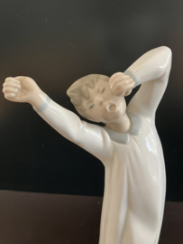 Lladro porselein:  Boy Yawning / Niño Desperezandose Fulgencio Garcia 1974-1999 hoog 22 cm