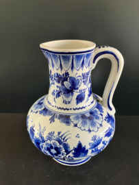 de Porceleyne Fles Delfts Blauwe schenkkan 2102 hoogte 17 cm jaarletters BY=1954 schilder JK dhr. J.W. Ket 1946-1994