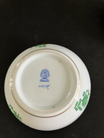 Herend porselein: dekseldoosje met roosje 6182/AV hoog 9 cm doorsnede 9,5 cm Apponyi Vert