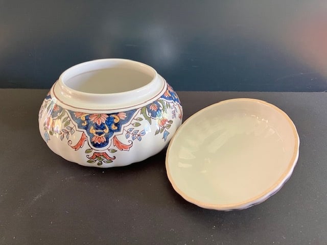Tichelaar Makkum:  prachtig gedecoreerde polychrome bonbonnière 1107 diameter 15 cm hoogte 10 cm