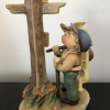 VERKOCHT Originele Hummel 331 Am scheideweg / Crossroads 17 cm hoog en 12 cm breed