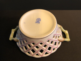 Herend porselein: opengewerkt mandje met hengsels 7412/RO decor Rothschild 18 cm breed en 7 cm hoog