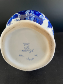 de Porceleyne Fles Delfts Blauwe  vaas 1698 hoogte 22 cm jaarletters CK=1966 schilder R.Ku Mw. C.C.M. Kulker 1962-1969