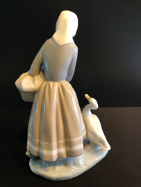 Lladro porselein: Pastorcita Con Patos / Shepherdess With Ducks Fulgencio Garcia 1969-1993 24 cm hoog 14 cm breed 01004568