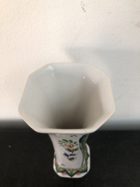 VERKOCHT Makkum Altena & Krooyenga: polychroom  vaasje nr 329 floraal decor hoog 16 cm