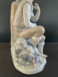 NAO Lladro porselein: Niño y niña en la fuente / Boy and Girl at Fountain 35 cm hoog, 26 cm breed en 15 cm diep