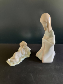 Lladro porselein: Mary / Virgen Belen Juan Huerta 1969-2001 hoog 15 cm breed 7 cm nr. 01004671 en Baby Jesus / Niño Jesus Belen Juan Huerta 1969-2001 hoog 5 cm breed 10 cm nr 01004670