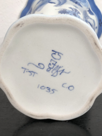 de Porceleyne Fles Vaas op voet 1035 CO=1970 schilder T.ST (onbekend) hoog 16 cm