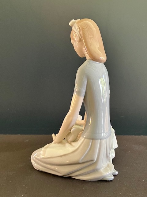 Lladro porselein: Jovencita Con Paloma / Girl With Dove Francisco Català 1974-1982 nr. 01004909 hoog 21 cm