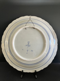 de Porceleyne Fles, wandbord nr 58 doorsnede 42 cm moeder met kinderen naar Neuhuys VA Dhr. D.J. van Arum (1938-1947) jaarletters BM=1943