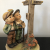 VERKOCHT Originele Hummel 331 Am scheideweg / Crossroads 17 cm hoog en 12 cm breed