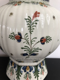 de Porceleyne Fles dekselvaas polychroom bloemen met vogel nr. 1831 jaarletters CO=1970 schilder A.RE  hoog 39 cm doorsnede 20 cm