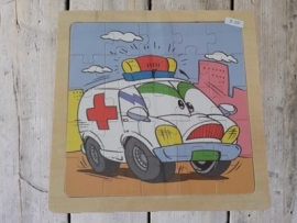 houten puzzel "ziekenauto"