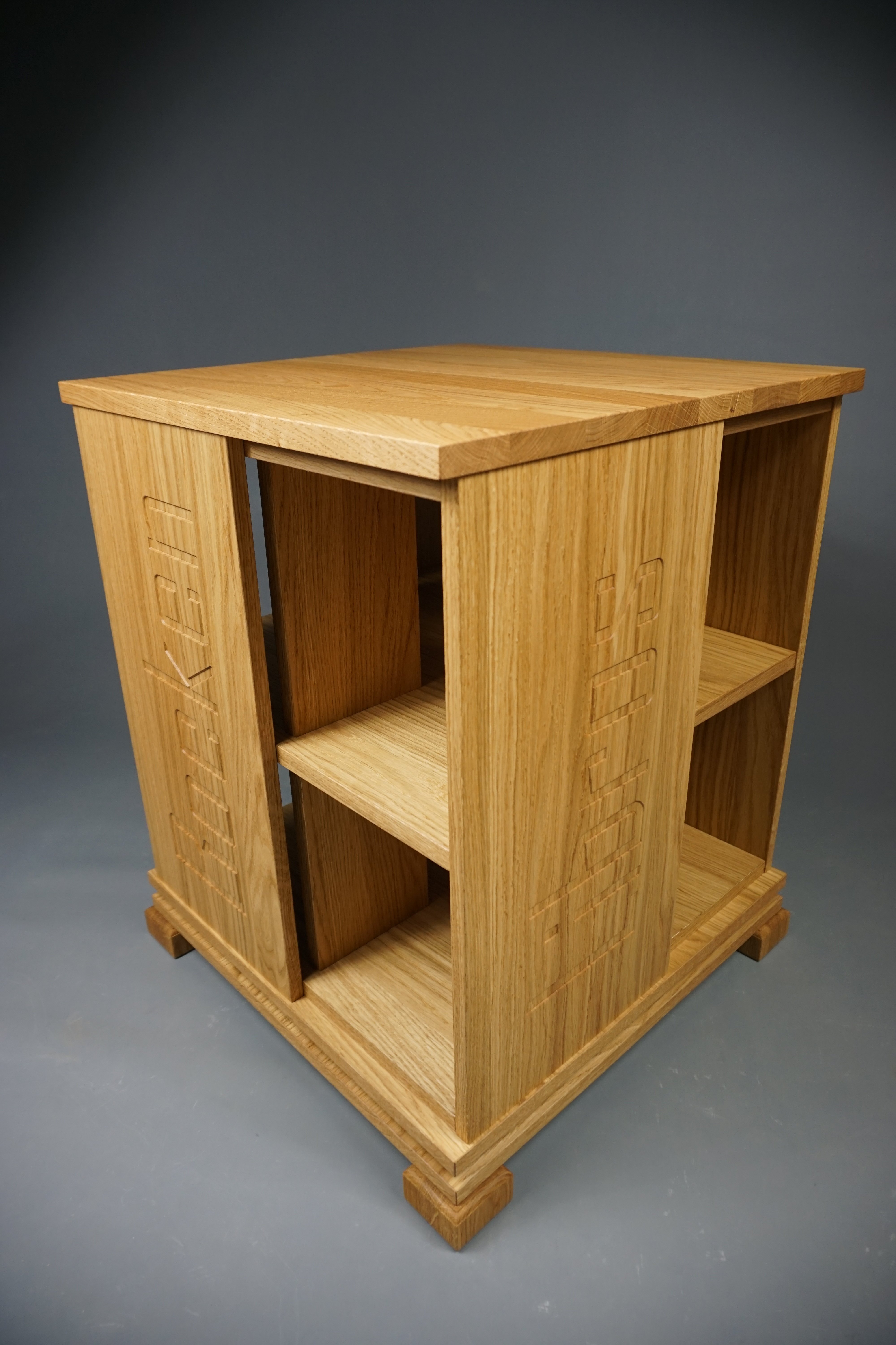 Trendy boekenmolen Eiken met enkel vlaks eiken Blokletterteksten Blad 46 cm of 55 cm