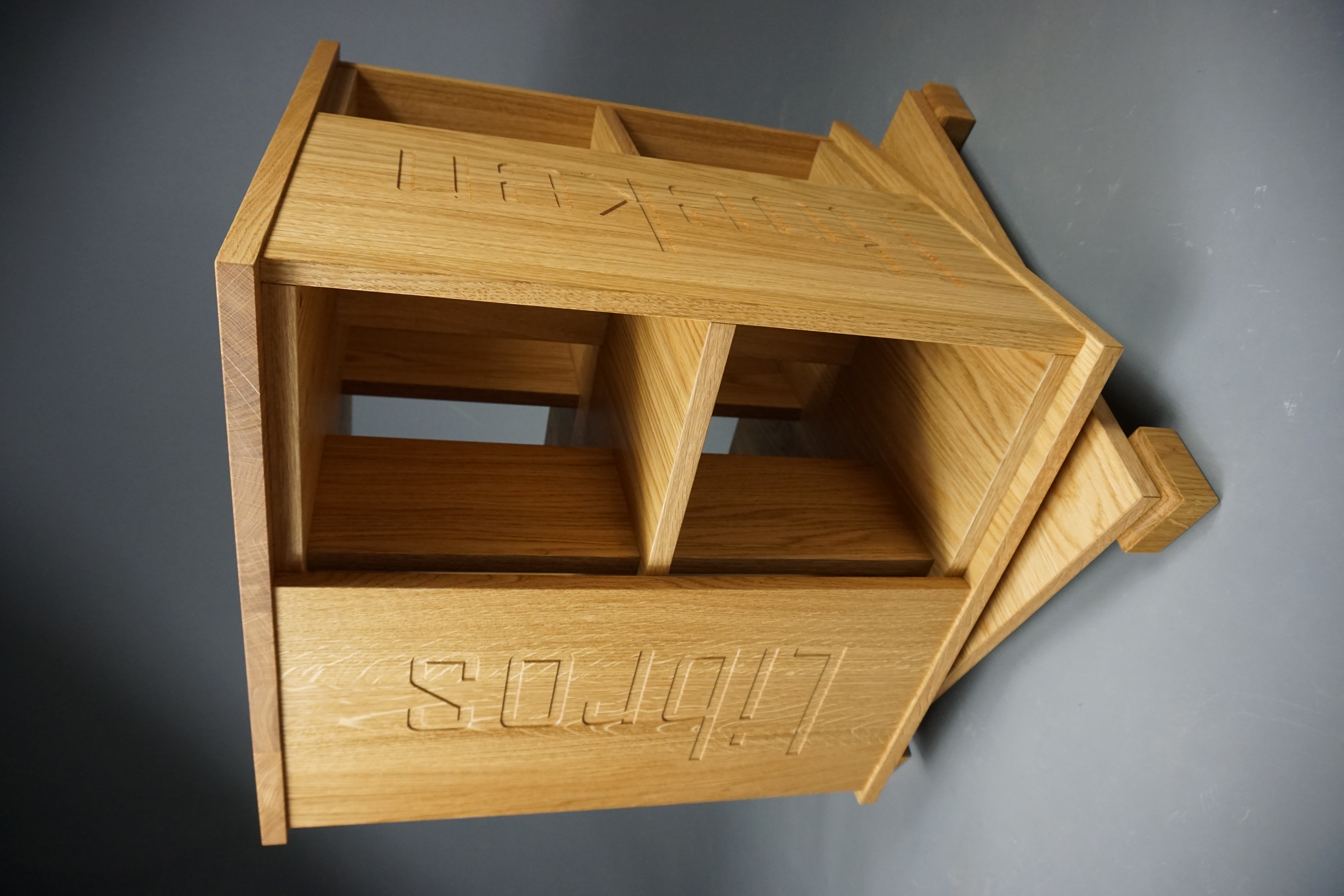 Trendy boekenmolen Eiken met enkel vlaks eiken Blokletterteksten Blad 46 cm of 55 cm