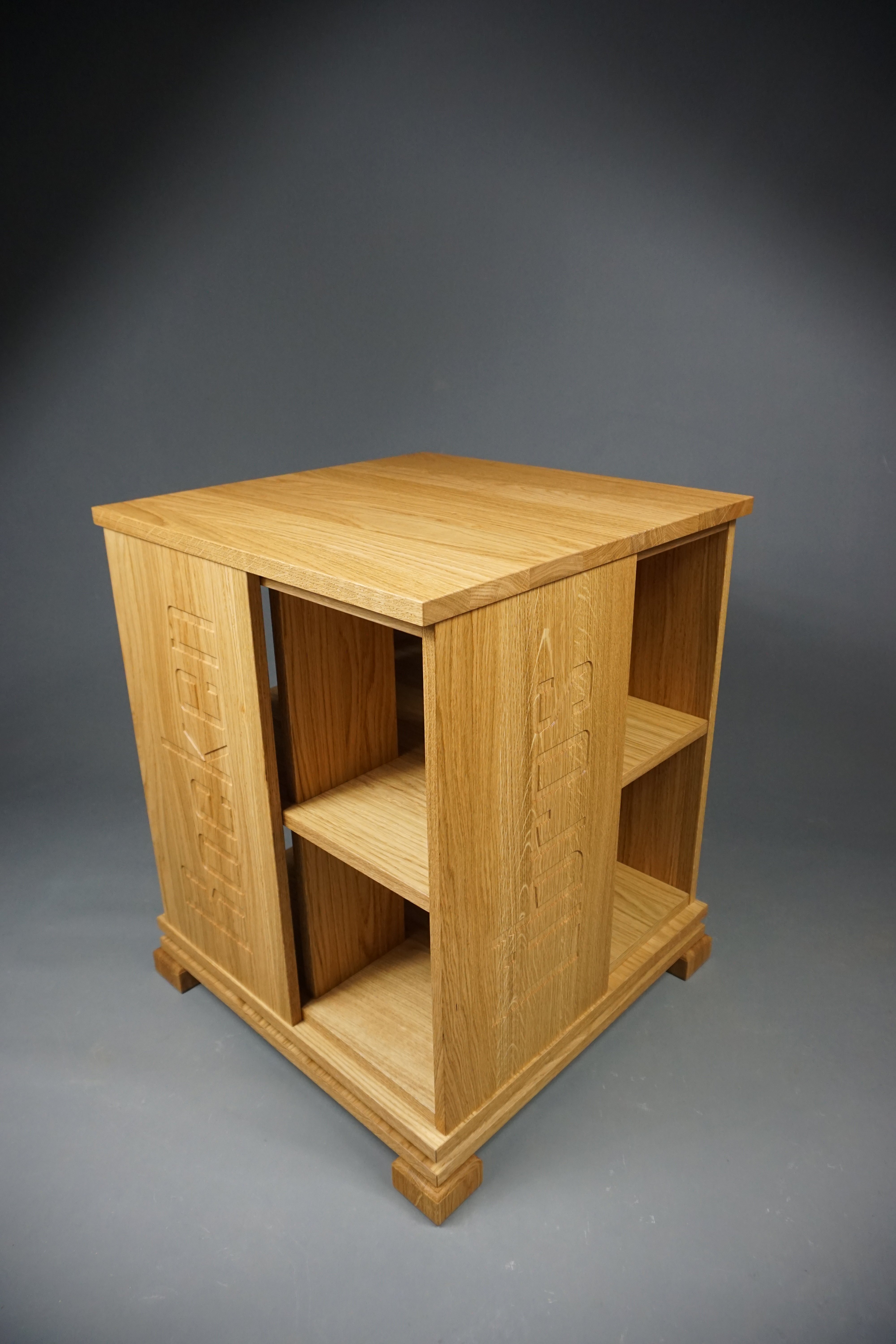 Trendy boekenmolen Eiken met enkel vlaks eiken Blokletterteksten Blad 46 cm of 55 cm