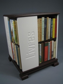 Trendy boekenmolen Bruin met enkel vlaks witte Blokletter teksten Blad 46 cm