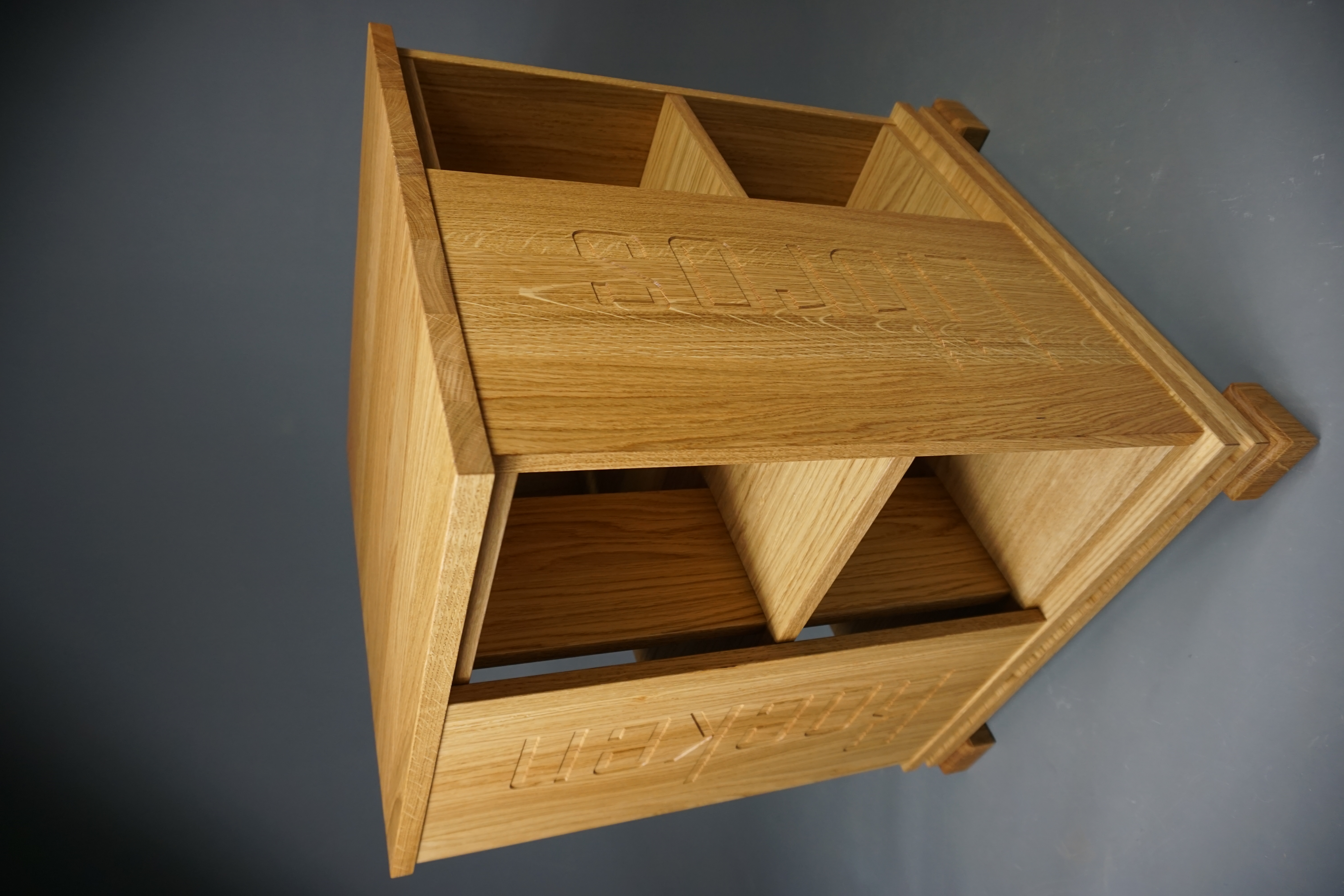 Trendy boekenmolen Eiken met enkel vlaks eiken Blokletterteksten Blad 46 cm of 55 cm