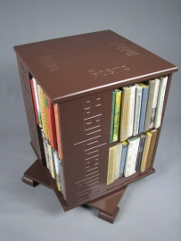 Trendy boekenmolen Bruin met enkel vlaks bruine Engelse Blokletter teksten Blad 46 cm