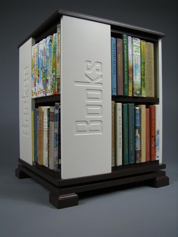 Trendy boekenmolen Bruin met enkel vlaks witte Blokletter teksten Blad 46 cm