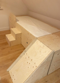 Maatwerk kinderbed met glijbaan | Fins Vuren underlayment