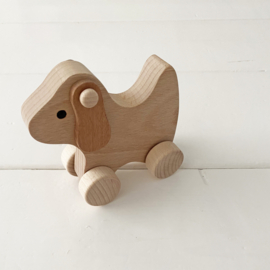 Houten hondje op wieltjes