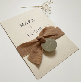 *NIEUW* Trouwkaart Mara & Louis met stoffen strik &label