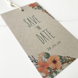 Save the Date label grijsboard bloemen