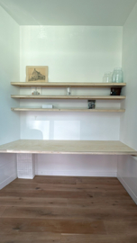 Zwevend bureau en planken | Fins vuren