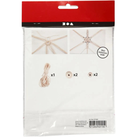Materialenset voor 2 macramé sneeuwvlokken met decoratieve houten kralen om op te hangen.