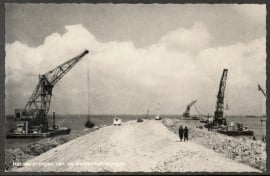 FLEVOLAND. Het aanbrengen van de keileembekleding. Ongelopen kaart.