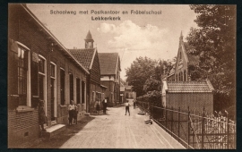 LEKKERKERK, Schoolweg met Postkantoor en Frobelschool. Ongelopen kaart.